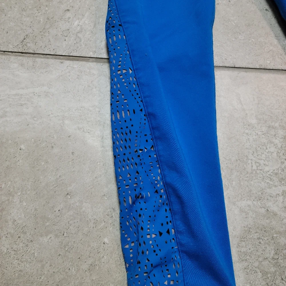 Alo blue lazer cut out capri yoga leggings - Picture 5 of 6